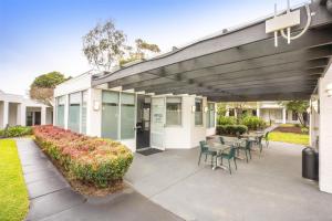 Jardí fora de Doncaster Apartments by Nightcap Plus