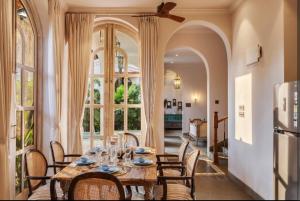 Un comedor con una mesa y algunas sillas. en Luxury 3Bhk Villa near Vagator, Goa, en Anjuna