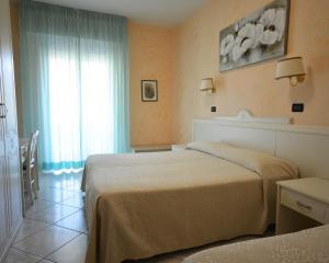 A bed or beds in a room at Hotel Fernanda