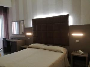 A bed or beds in a room at Hotel Fernanda