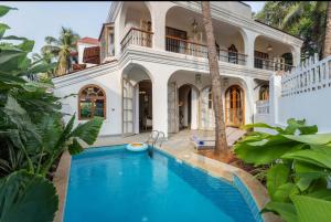 Una casa grande con piscina delante de ella. en Luxury 3Bhk Villa near Vagator, Goa, en Anjuna