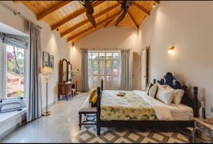 Un dormitorio con una cama grande en una habitación. en Luxury 3Bhk Villa near Vagator, Goa, en Anjuna 48 fotos más