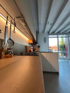 a kitchen with a counter and a counter top at Le Vele Del Cigno in Peschiera del Garda
