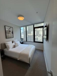 Un pat sau paturi într-o cameră la York St, Sydney Luxurious 2 Bedroom Apartment +3 fotografii