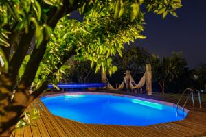 una gran piscina azul junto a una terraza de madera en Casa de Perre, en Viana do Castelo