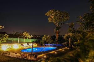 Una piscina en un patio por la noche. en Casa de Perre, en Viana do Castelo