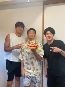 tre uomini che tengono una torta di compleanno con le candeline sopra di レジーナ石垣 アクアステージ Regina Ishigaki Aqua stage a Isola di Ishigaki Altre 36 foto