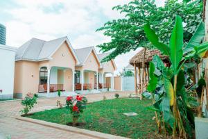 Boma la NgombeSafi House的一栋前面带花园的房子