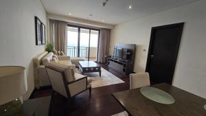 تلفاز و/أو أجهزة ترفيهية في Stunning 1BR at Anantara Sea Views Palm Jumeirah