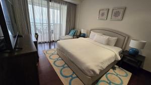 سرير أو أسرّة في غرفة في Stunning 1BR at Anantara Sea Views Palm Jumeirah