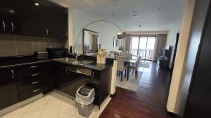 مطبخ أو مطبخ صغير في Stunning 1BR at Anantara Sea Views Palm Jumeirah
