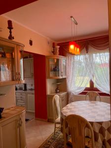 Dapur atau dapur kecil di Dom całoroczny w Dębnie Podhalańskim z widokiem na Tatry i Gorce