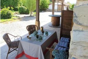 un tavolo e delle sedie seduti su un patio di La Cabaña San Pelayo a San Pelayo - Merindad de Montija