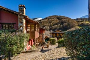a house with a mountain in the background at Valle de Bueida El Grillo in Rodiles