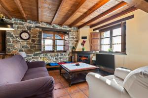 a living room with a couch and a table at Valle de Bueida El Grillo in Rodiles