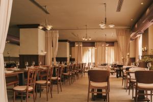 a row of tables and chairs in a banquet hall at Pabellon Hotel in Kvareli
