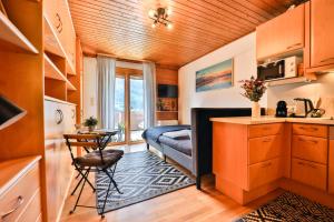 a small room with a bed and a kitchen at Winzig Apartment in Schladming