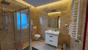 Ένα μπάνιο στο Apartamenty Vista Mare +33 φωτογραφίες
