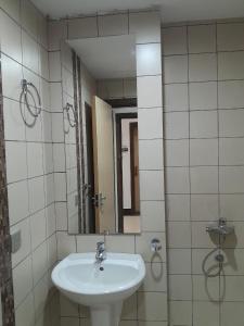 a bathroom with a sink and a mirror at فندق عبدالملك الششة in Miná +23 photos