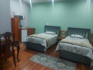 Postel nebo postele na pokoji v ubytování BEE-autiful Stay SC Garden Cottage