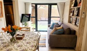 a living room with a couch and a table at מול השדות-בית עם סוויטה וממ"ד in Temarah