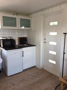 ラホルムにあるKöpinge - Laholmのキッチン(白い冷蔵庫、電子レンジ付)