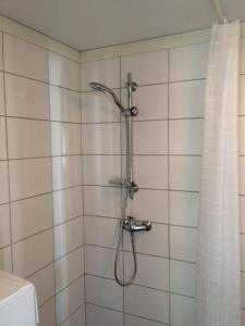 ラホルムにあるKöpinge - Laholmのバスルーム(シャワー、シャワーヘッド付)が備わります。
