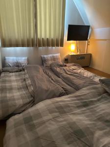 神户Private Inn Bambee的卧室里有两张并排的床