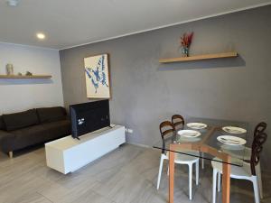 un salon avec une table à manger et une télévision dans l'établissement Well located Apt 1BR - T2-421, à Ban Klang