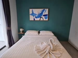 une chambre avec un lit avec un cygne dessus dans l'établissement Well located Apt 1BR - T2-421, à Ban Klang 11 autres photos