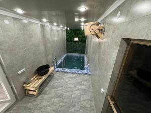 a bathroom with a swimming pool and a tub at Timur Resort Turgen in Taūtürgen