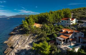 una vista aerea di una casa sulla riva dell'acqua di Villa Stavros by Villas Guide a Blato