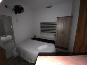 MeenangadiにあるDreaminn family Homestayのベッドと窓のある小さな寝室
