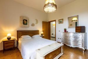 A bed or beds in a room at Villa Raffaella