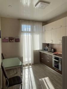 a kitchen with a table and a counter top at Апартаменти в АРКАДІЇ 10 хв до моря in Odesa