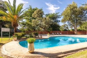 Bazén v ubytování Protea Hotel by Marriott Zambezi River Lodge nebo v jeho okolí