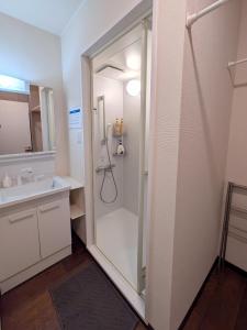 un baño con ducha y lavabo en Plazmastay OTARU, en Otaru