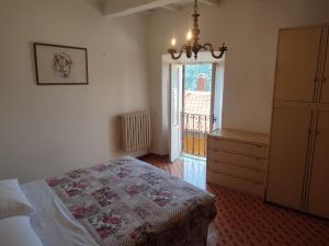 a bedroom with a bed and a dresser and a window at Tra cielo e terra in Trevi nel Lazio
