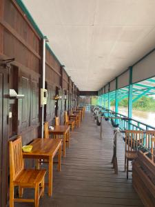 Restaurace v ubytování Sompong sunset view guest house