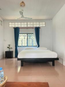 Ένα ή περισσότερα κρεβάτια σε δωμάτιο στο Urban Angkor Villa