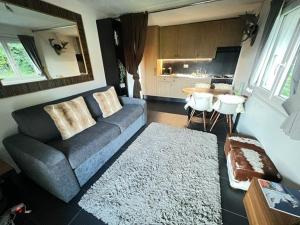 a living room with a couch and a kitchen at Marelle Apartment, Verbier in Verbier