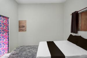 SPOT ON Rs Hotel客房内的一张或多张床位