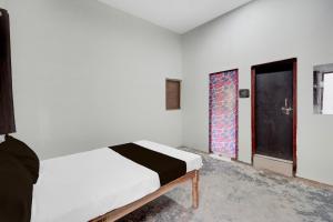 SPOT ON Rs Hotel客房内的一张或多张床位