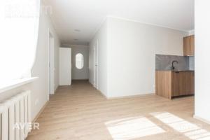 una sala de estar vacía con paredes blancas y suelo de madera. en Kw luxury, en Kuala Lumpur