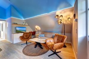 Posezení v ubytování Dünenhäuser Ückeritz UnserUsedomDe FeWo ca80qm mit privater Sauna und Kamin Parkplatz direkt am Strand 7I3