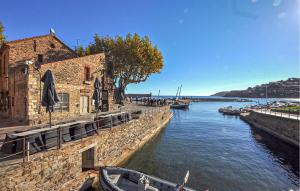 ein Boot liegt in einem Fluss neben einem Gebäude vor Anker in der Unterkunft 2 Bedroom Nice Home In Port Vendres in Port-Vendres + 12 Fotos