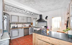 Η κουζίνα ή μικρή κουζίνα στο Lovely Home In Oms With Wifi