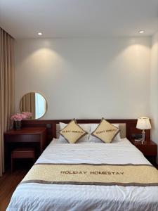 Postel nebo postele na pokoji v ubytování Mer Suites Ha Long