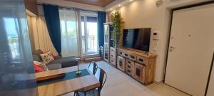 フォルミアにあるFORMIAE Hsg - PANORAMICA CENTRALE Casa Vacanze 100mq BOX Auto riservatoのソファとテレビのあるリビングルーム