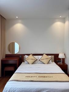 Postel nebo postele na pokoji v ubytování Mer Suites Ha Long